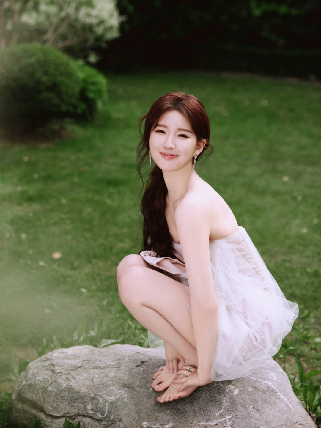 赵露思粉色抹胸裙草地写真,天真烂漫俏皮可爱,又性感又动人!