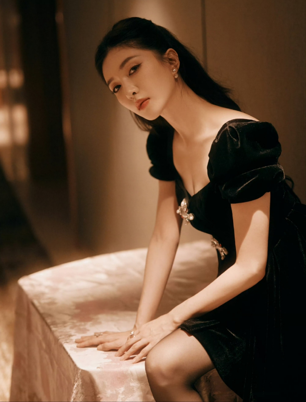 江疏影黑丝低胸装写真,超有料的身材和性感的美腿时刻散发着魅力!