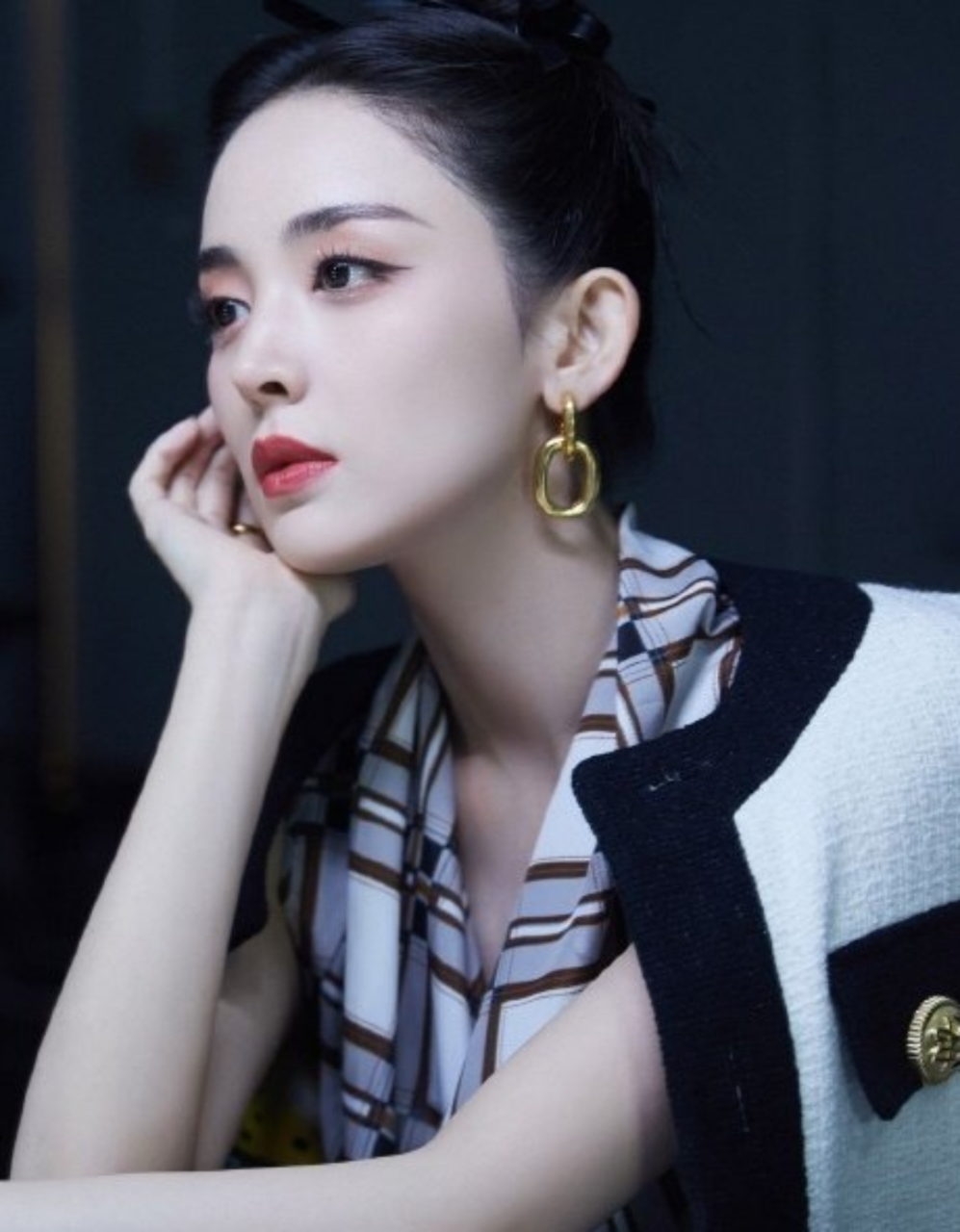 古力娜扎氛围感写真大赏,皮裙秀美白长腿,好美好迷人!