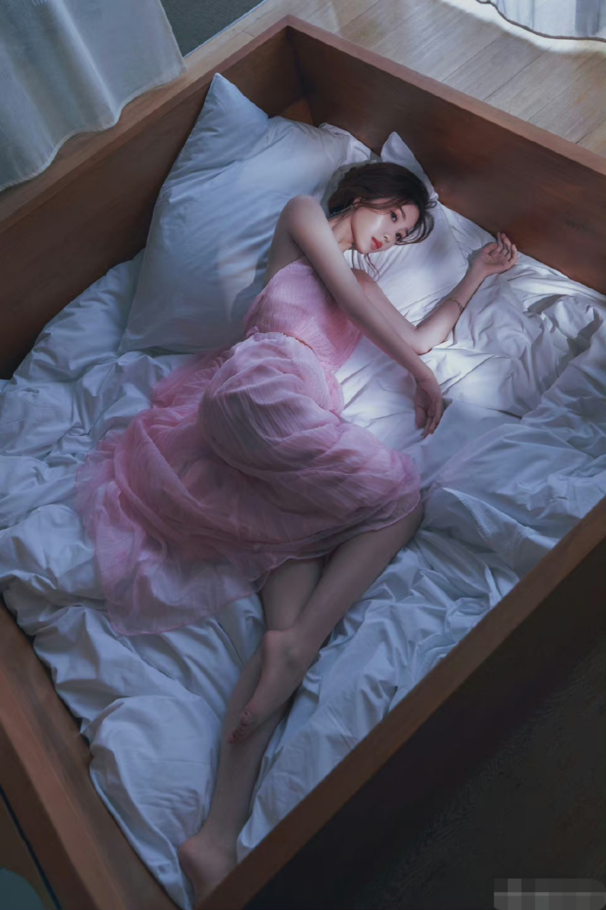 虞书欣粉色长裙写真,诱人小脚丫穿上恨天高让人欲罢不能,爱了爱了!