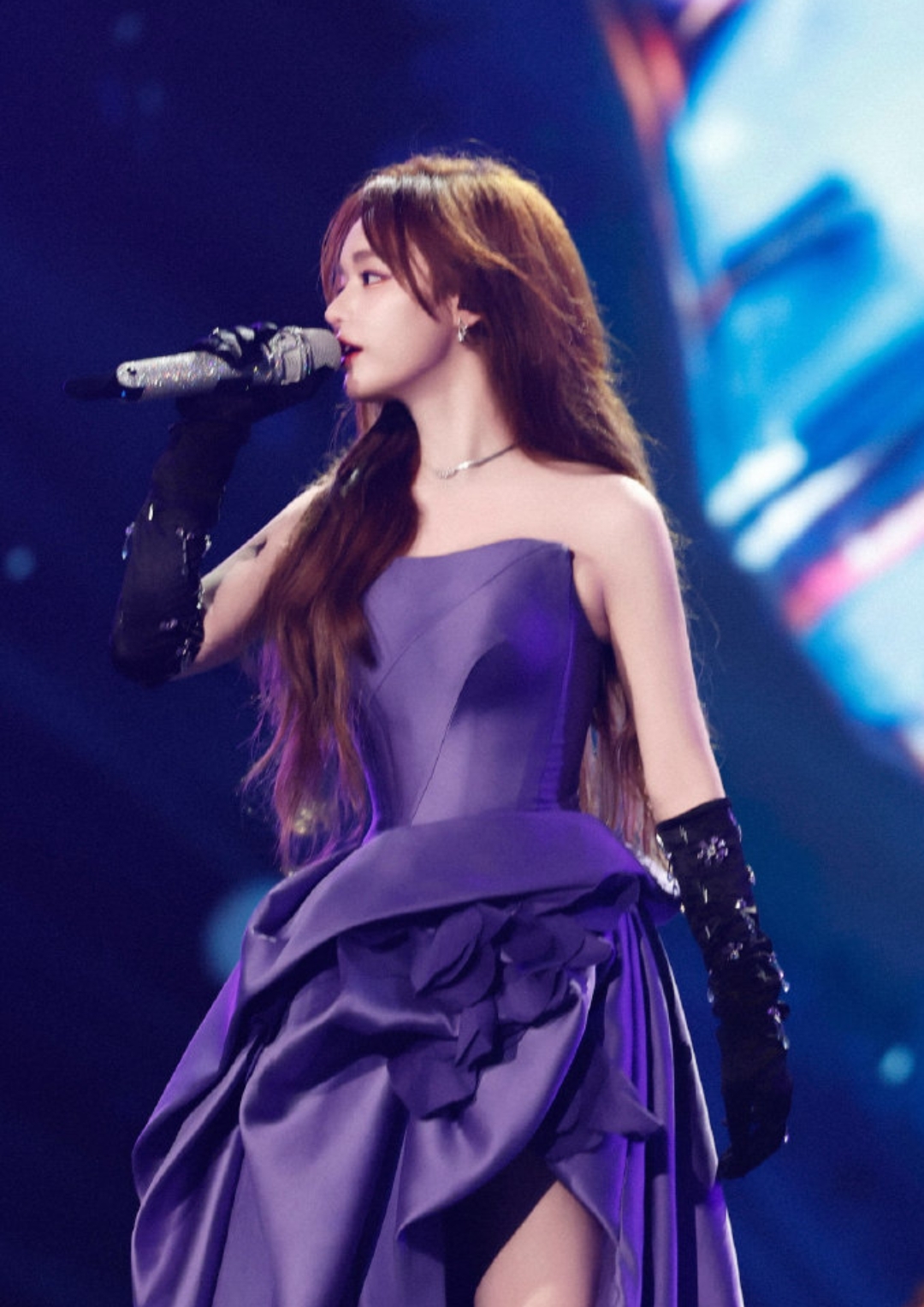 黄霄云紫色开叉长裙舞台照美艳动人,气质甜美迷人至极!