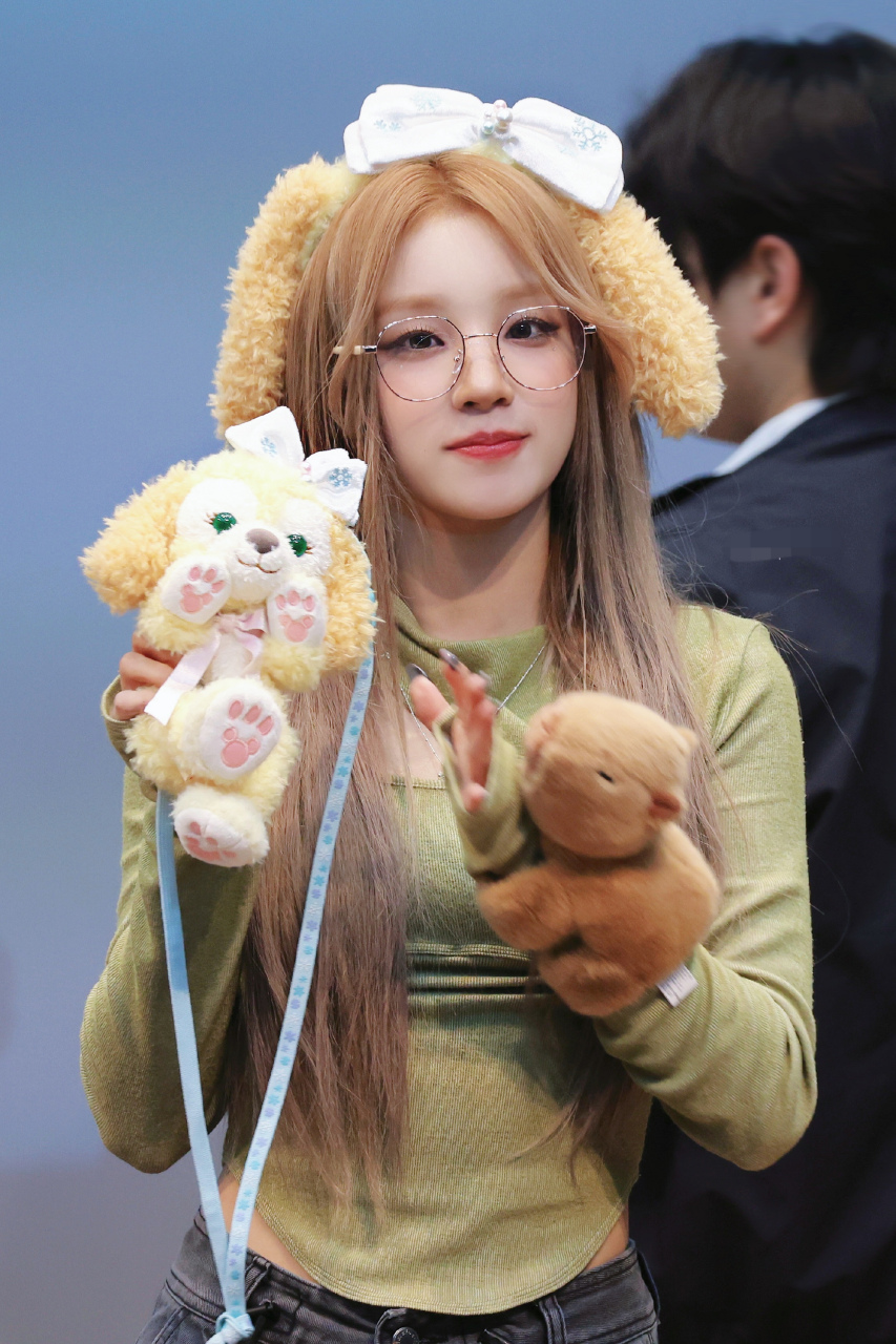 宋雨琦戴上眼镜后好斯文呀,风格大变但魅力飙升,爱了爱了!