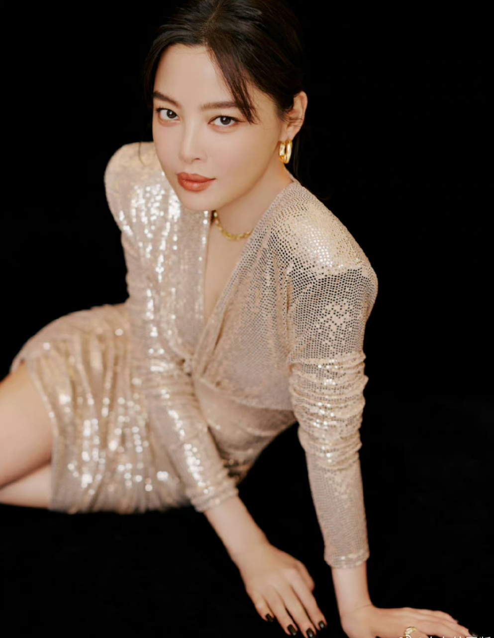 辛芷蕾深v包臀裙写真,大长腿和身材的双重诱惑,谁受得了?