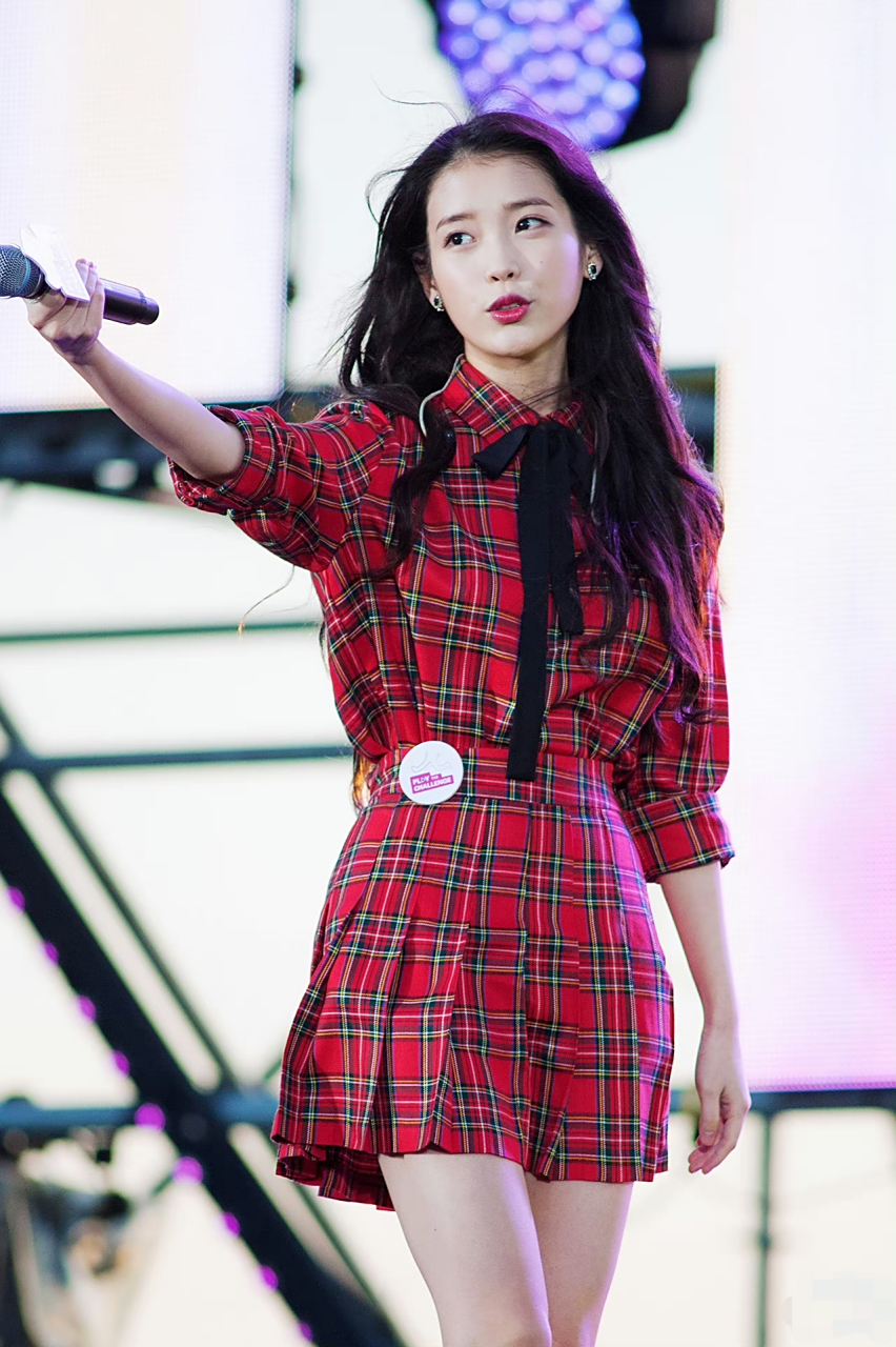 iu李知恩格子裙美照大赏,撒娇卖萌展现清纯可爱,难怪被称为国民女神!