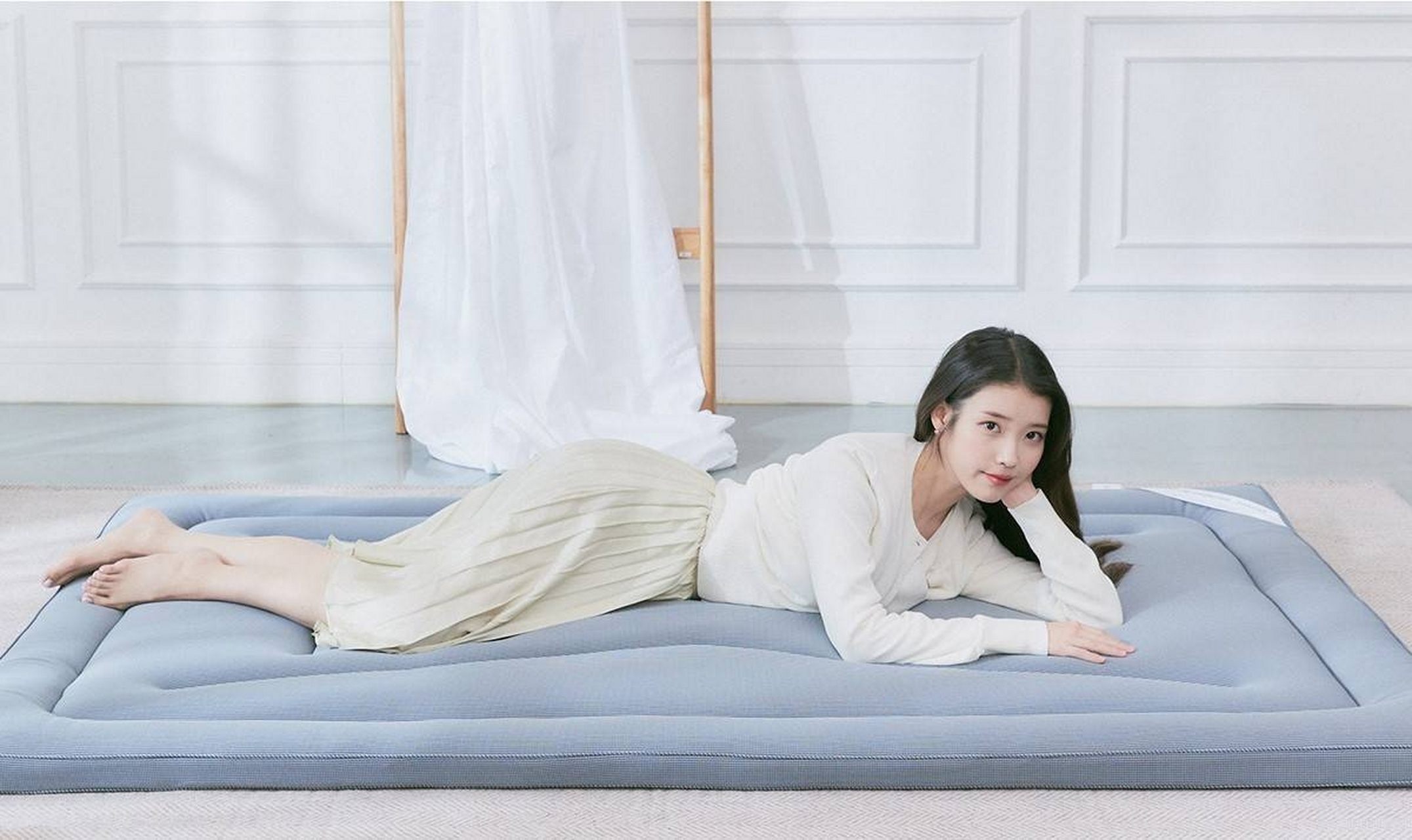 iu李知恩性感小脚丫写真,又白又嫩看的人直流口水,有点羡慕李钟硕了!