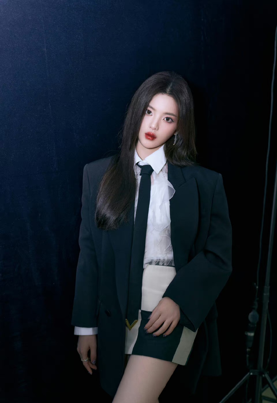 杨超越西装短裙写真,肉感美腿诱人至极,好有弹性呀!