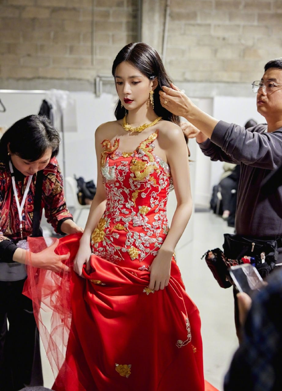 沈梦辰红色抹胸长裙写真,模特身材妖娆性感,让人一见倾心!