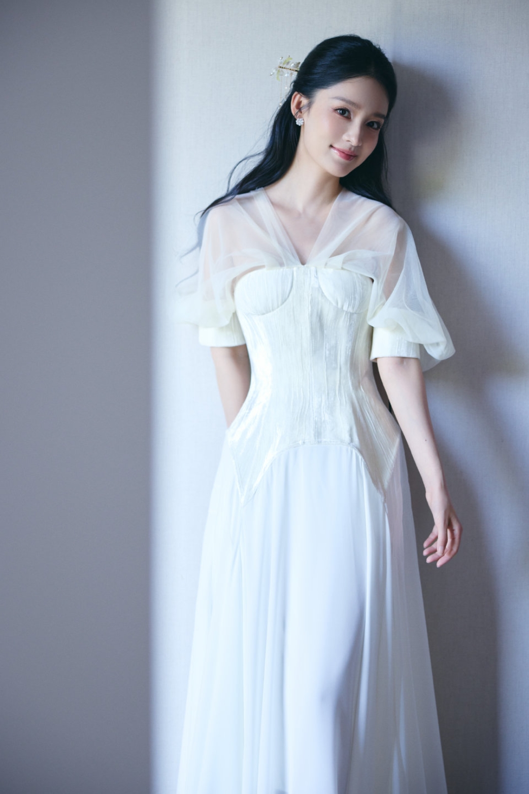 李沁白色纱裙写真,仿佛仙女下凡美到窒息,太迷人了!