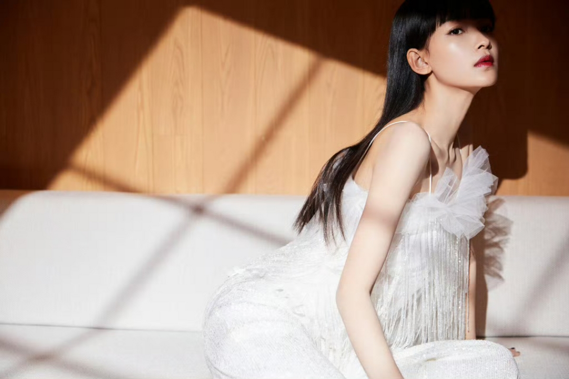 以前的孙怡好瘦且青涩,而现在却更有成熟韵味,大家更喜欢哪个时期的