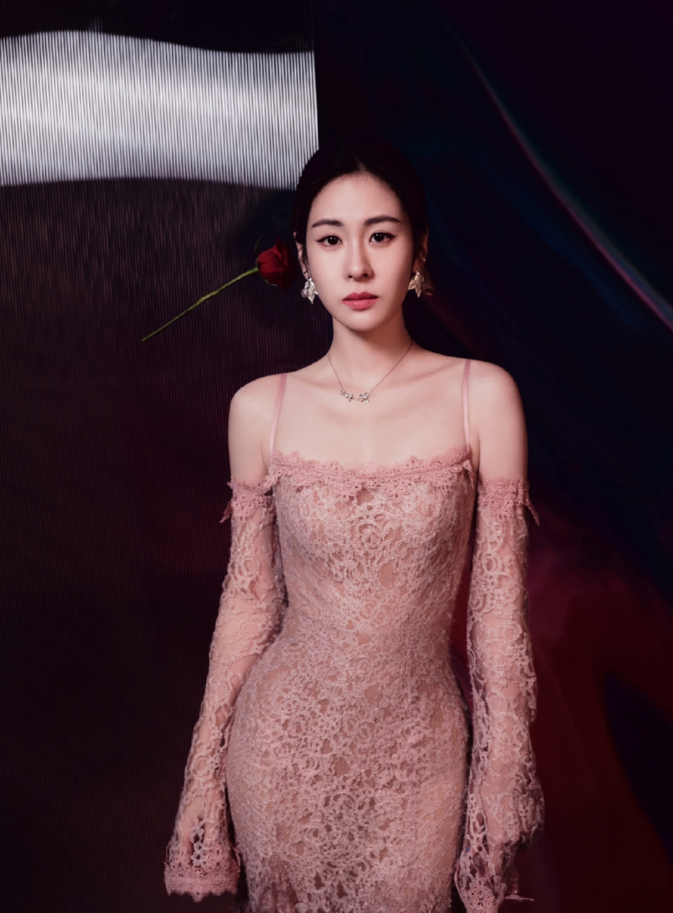 张碧晨粉色吊带裙大赏,白皙香肩配性感身材,简直是美爆了!