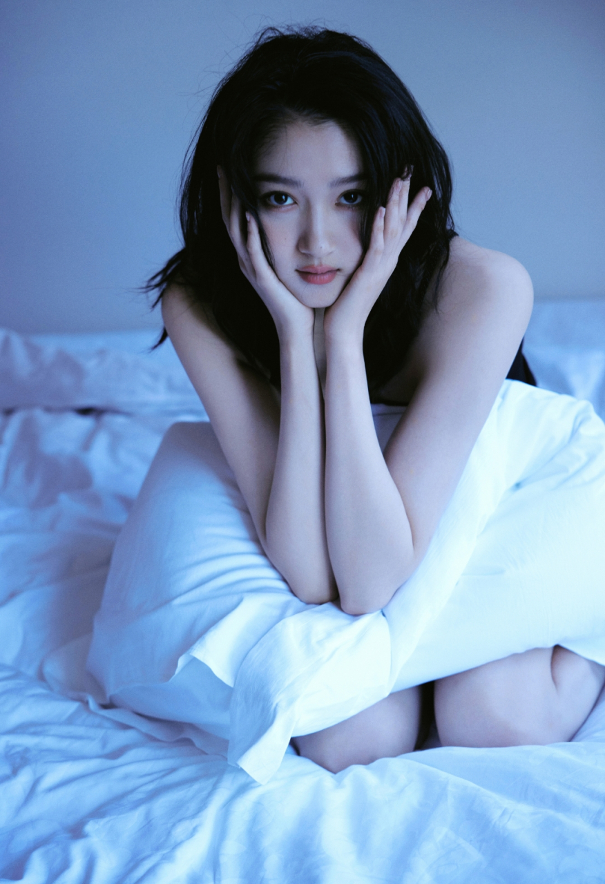 关晓彤吊带包臀裙写真,大长腿与绝美身姿太迷人了!