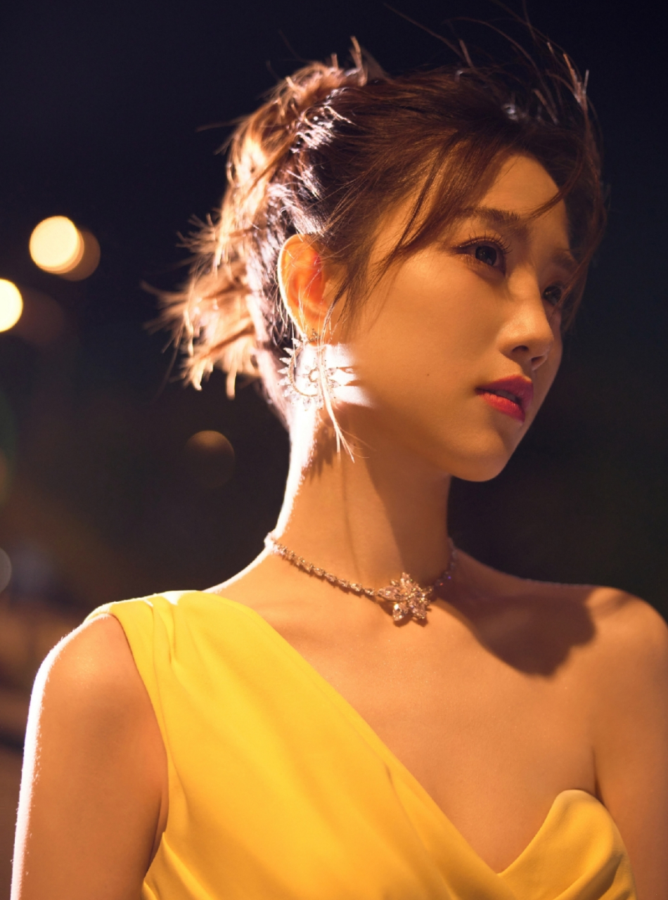 张纯烨黄色长裙写真,美艳靓丽甜美动人,让人心动不已!