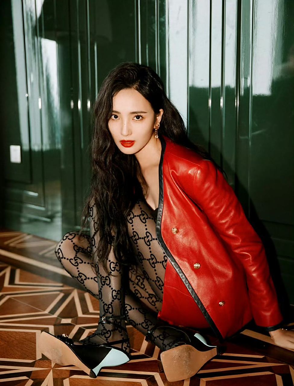 王紫璇丝袜大长腿写真,不自信看还以为是金晨丝袜美腿呢!