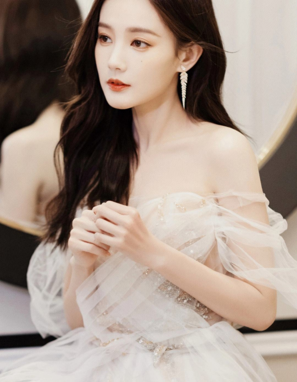 李一桐怎么这么美呀,不仅气质优雅迷人,笑容更是深入人心!