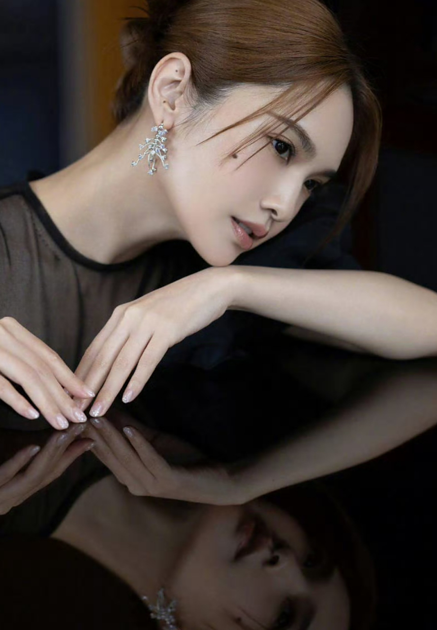 杨丞琳身穿黑色长裙勾勒曼妙身材,那颗美人痣就是最完美的点缀!