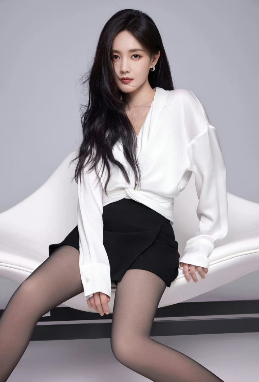 李一桐黑丝美腿vs肉丝美腿,你更喜欢哪一种?