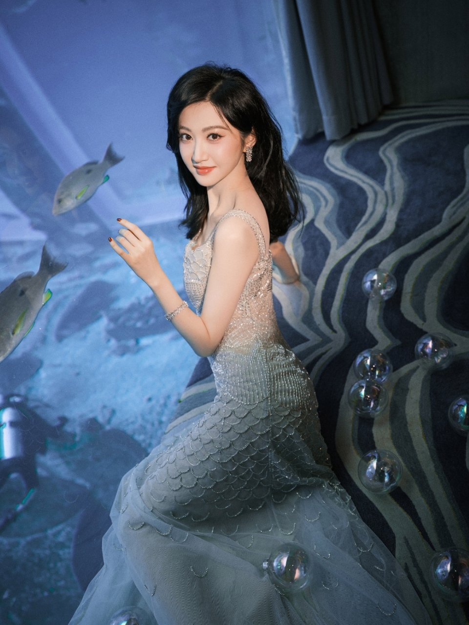 景甜银色长裙高贵优雅,诱人的身材美爆了,让人着迷!#春日热点挑战赛