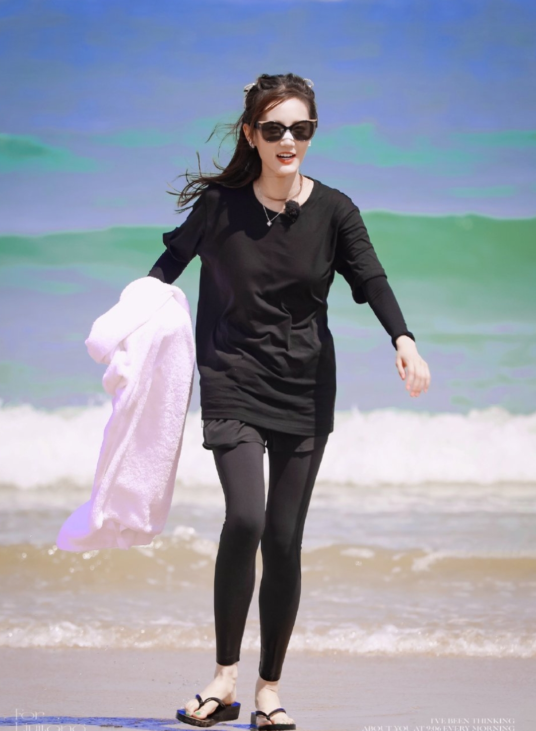 李一桐海边紧身裤美照大赏,无可挑剔的身材配上甜美笑容,美爆了!