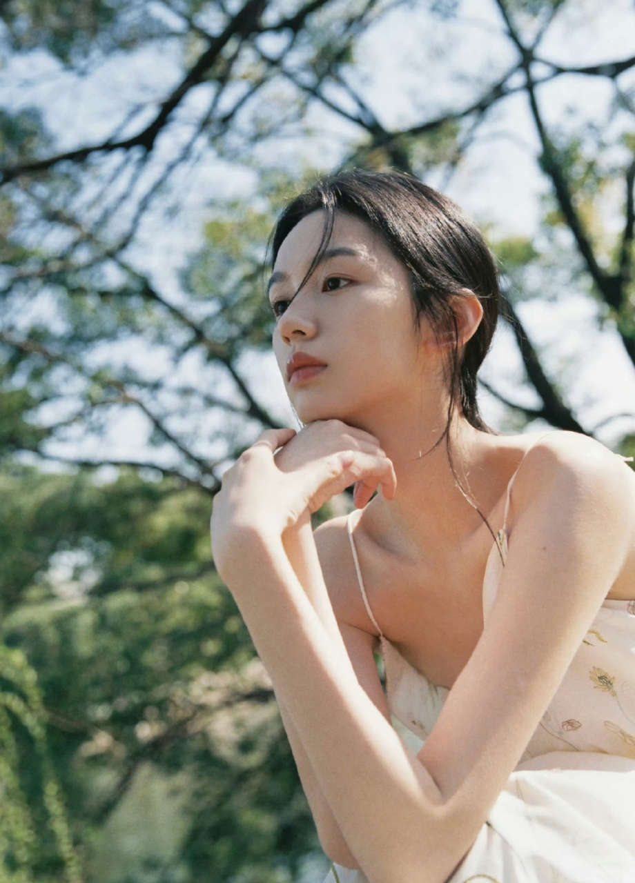 周也白色吊带长裙写真,清新甜美美丽动人,这颜值太顶了!