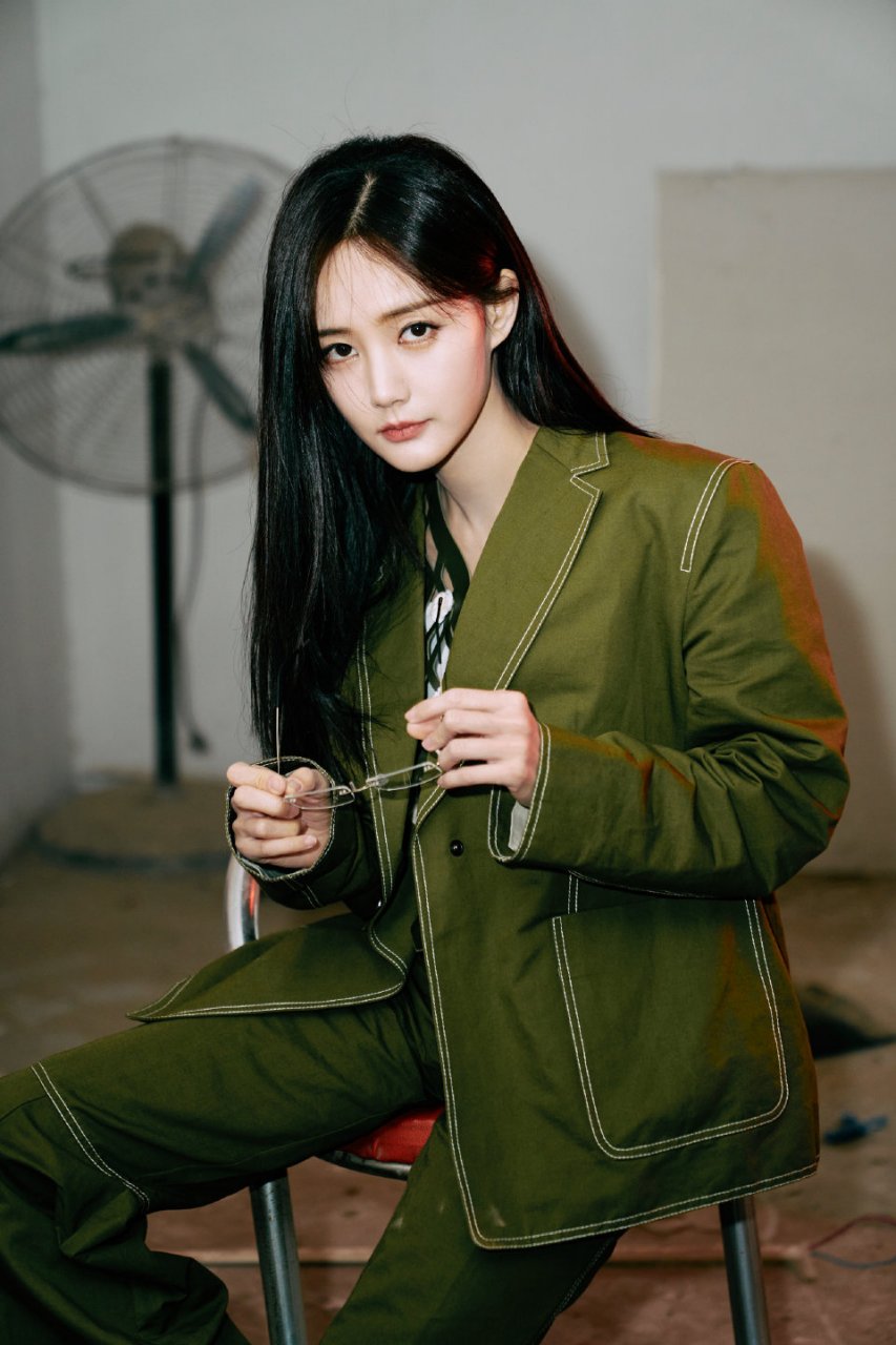 不愧是李一桐,这么美的颜值轻松拿捏各种服装,太迷人了!