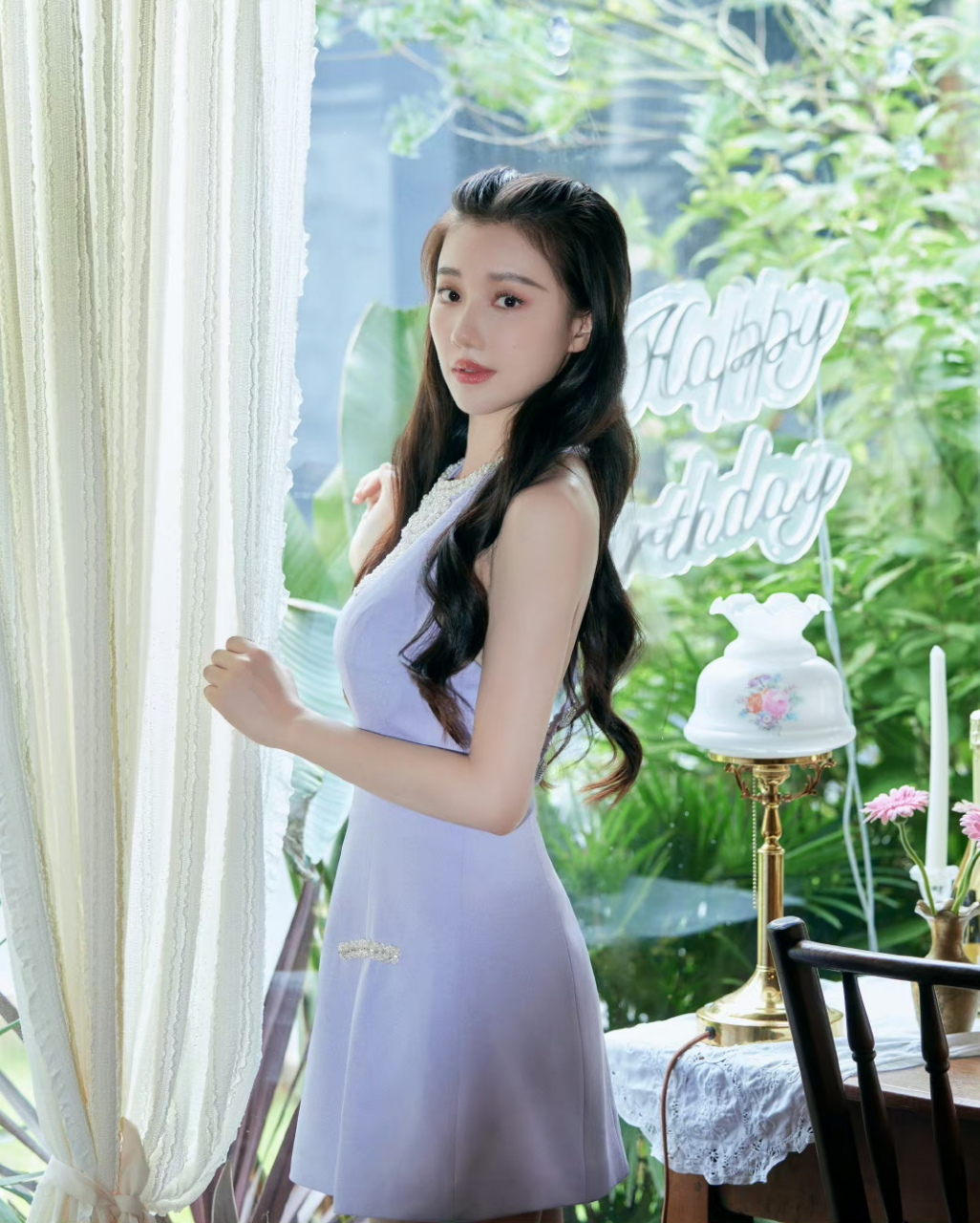 王鹤润露背连衣裙写真,清纯甜美温婉优雅太美了!