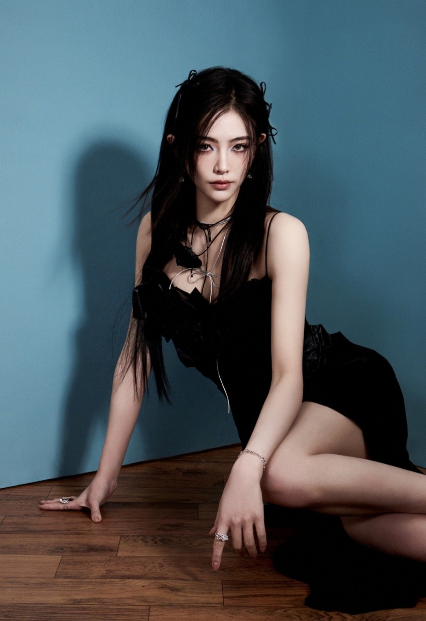 许佳琪黑色吊带长裙写真,身材婀娜性感,美腿玉足水嫩诱人,真是一只