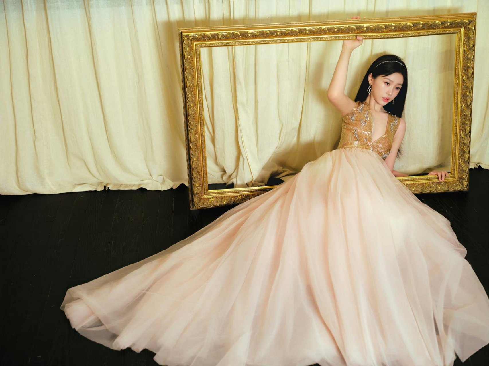 虞书欣服装穿搭很完美,只是脸上的妆扮是怎么弄的?太别扭了!