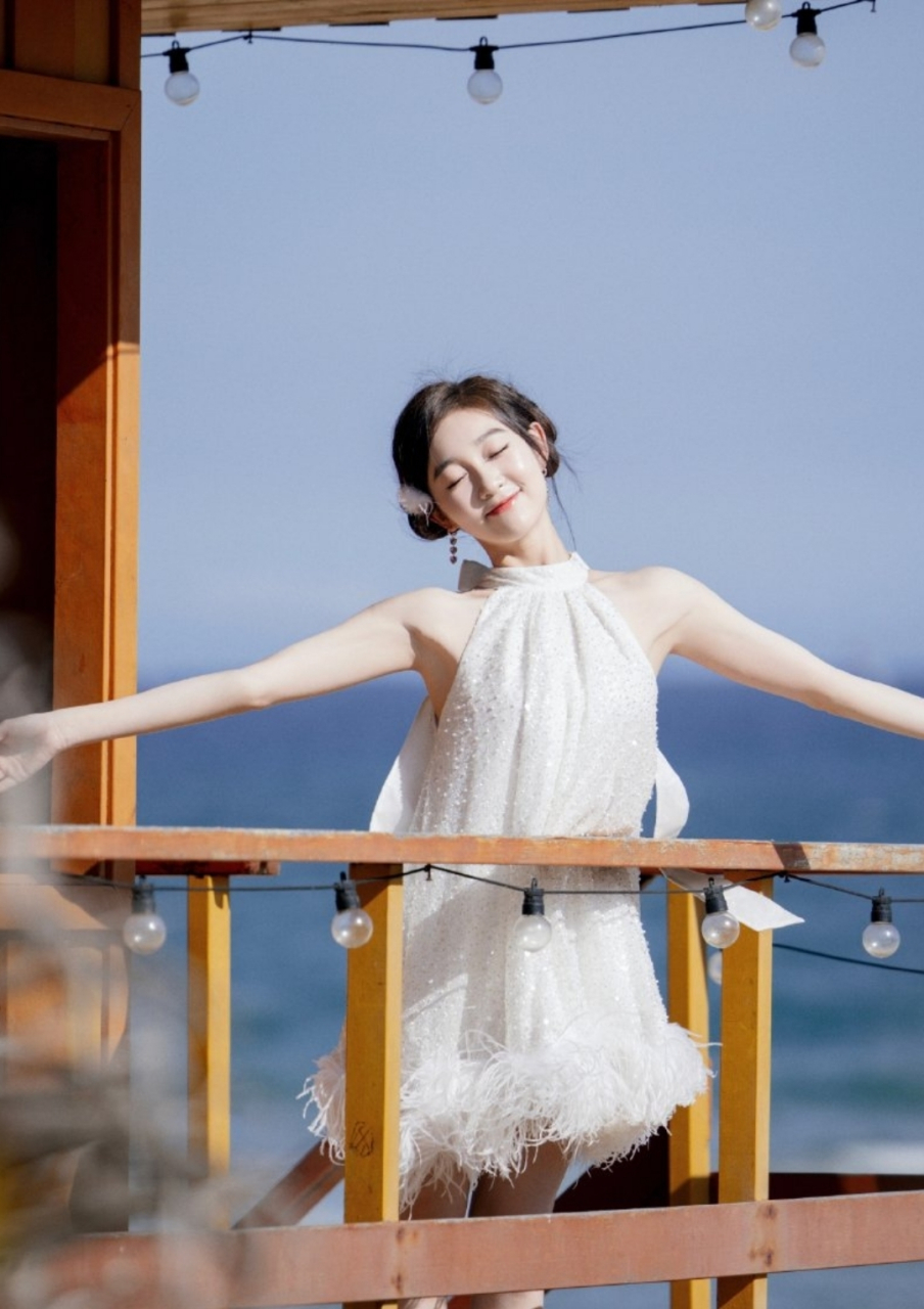 李子璇白色连衣裙写真,皮肤白皙笑容甜美,越看越诱人!