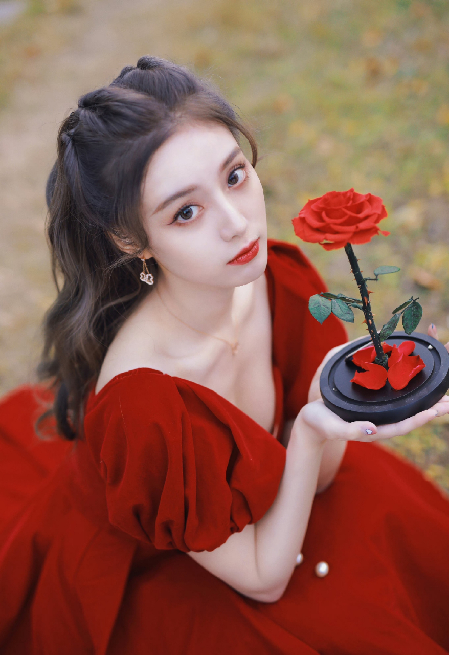 徐艺洋红裙深v写真,美丽而又性感,应了那句老话"有沟必火"!