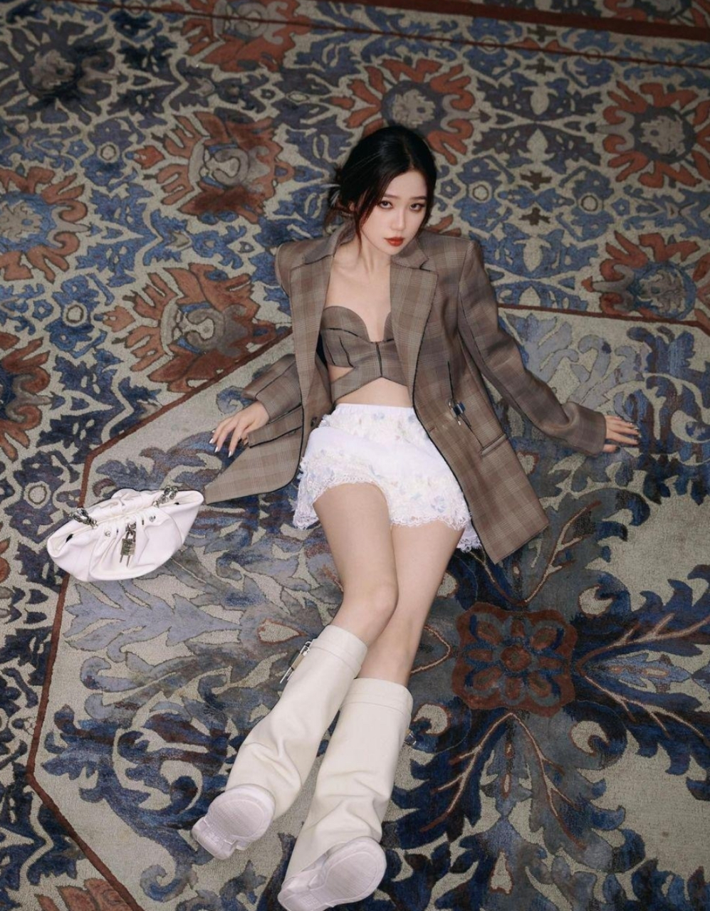 虞书欣超短裙秀白皙美腿,又肉又性感,看的人心动不已!