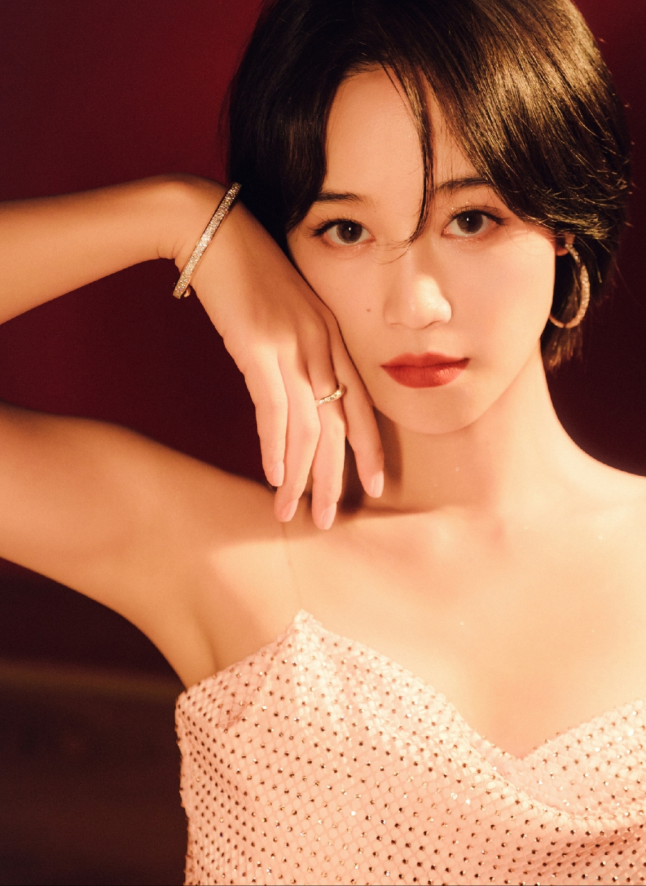 蓝盈莹吊带长裙写真,修长的身材雪白的皮肤散发着无尽的魅力,迷人至极