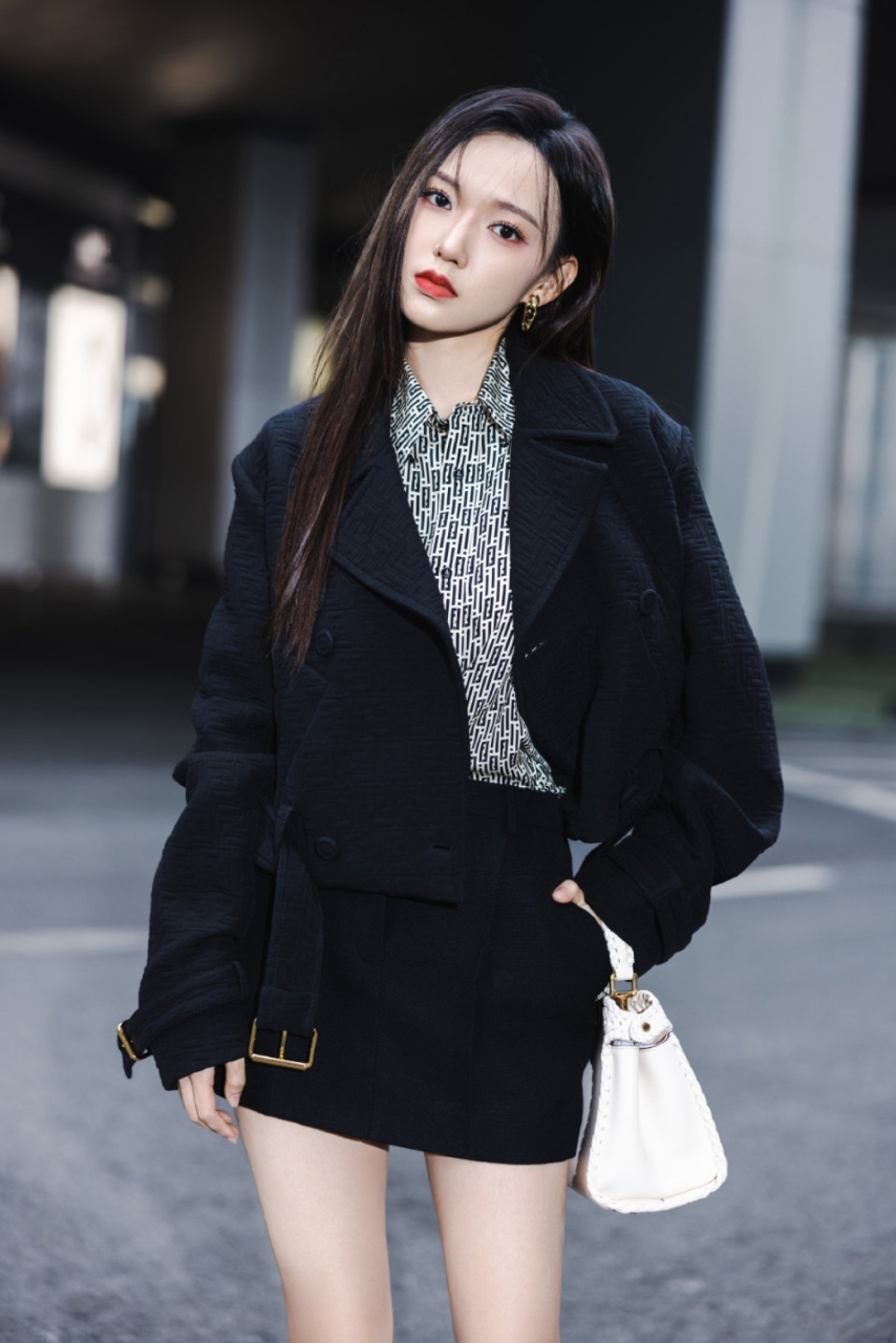 程潇性感大长腿写真,这美腿p的是不是过于白了?