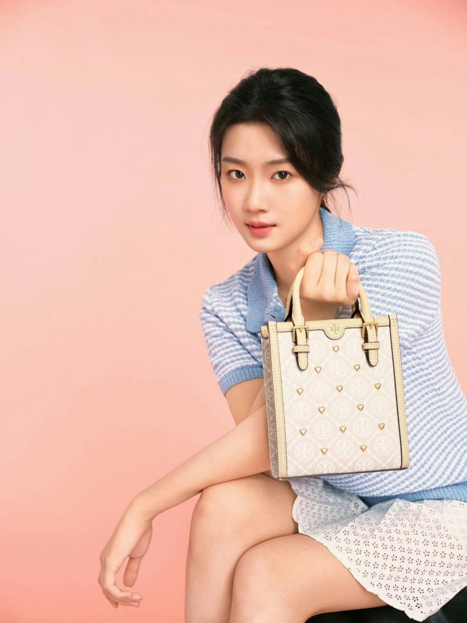 卢昱晓超短裙写真大赏,光滑诱人美腿让人怦然心动!