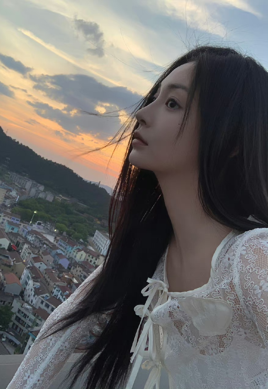 周洁琼乌黑直发夕阳自拍,清纯甜美可爱迷人,爱了爱了!