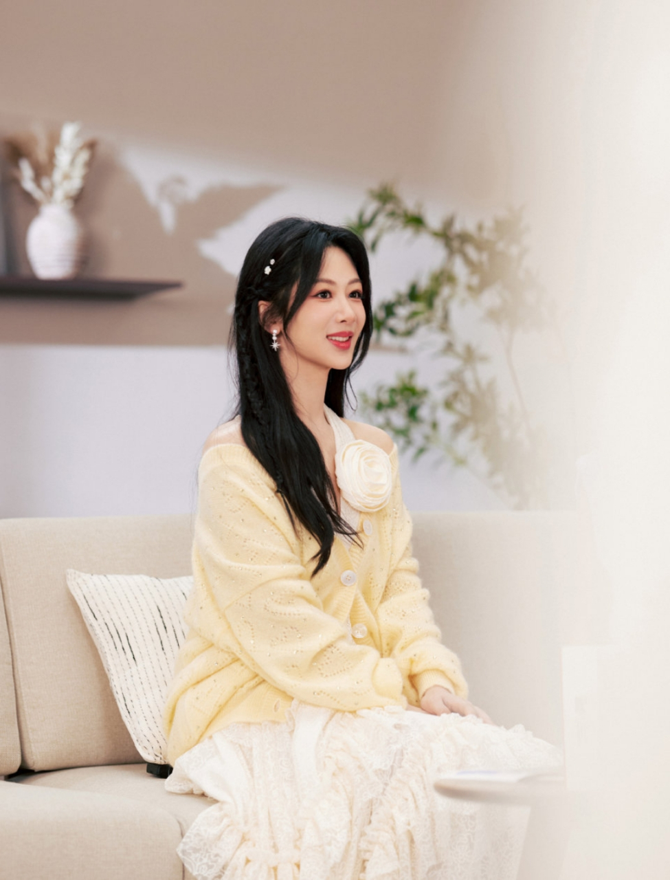 杨紫乌黑长发好美呀,端庄优雅迷人至极,太有魅力了!