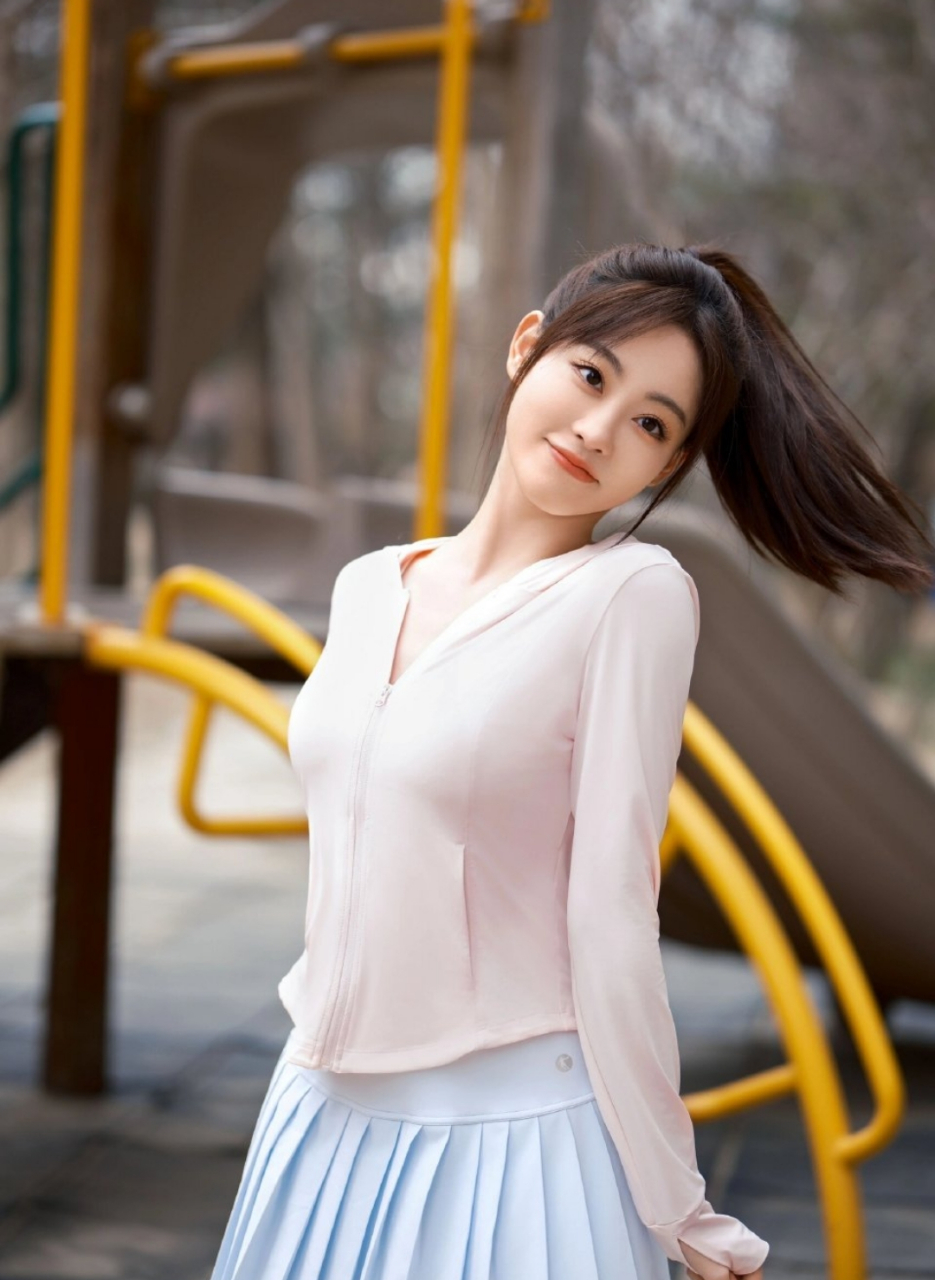 祝绪丹户外运动衣大赏,饱满圆润的身材魅力四射,微微隆起的美太诱人了