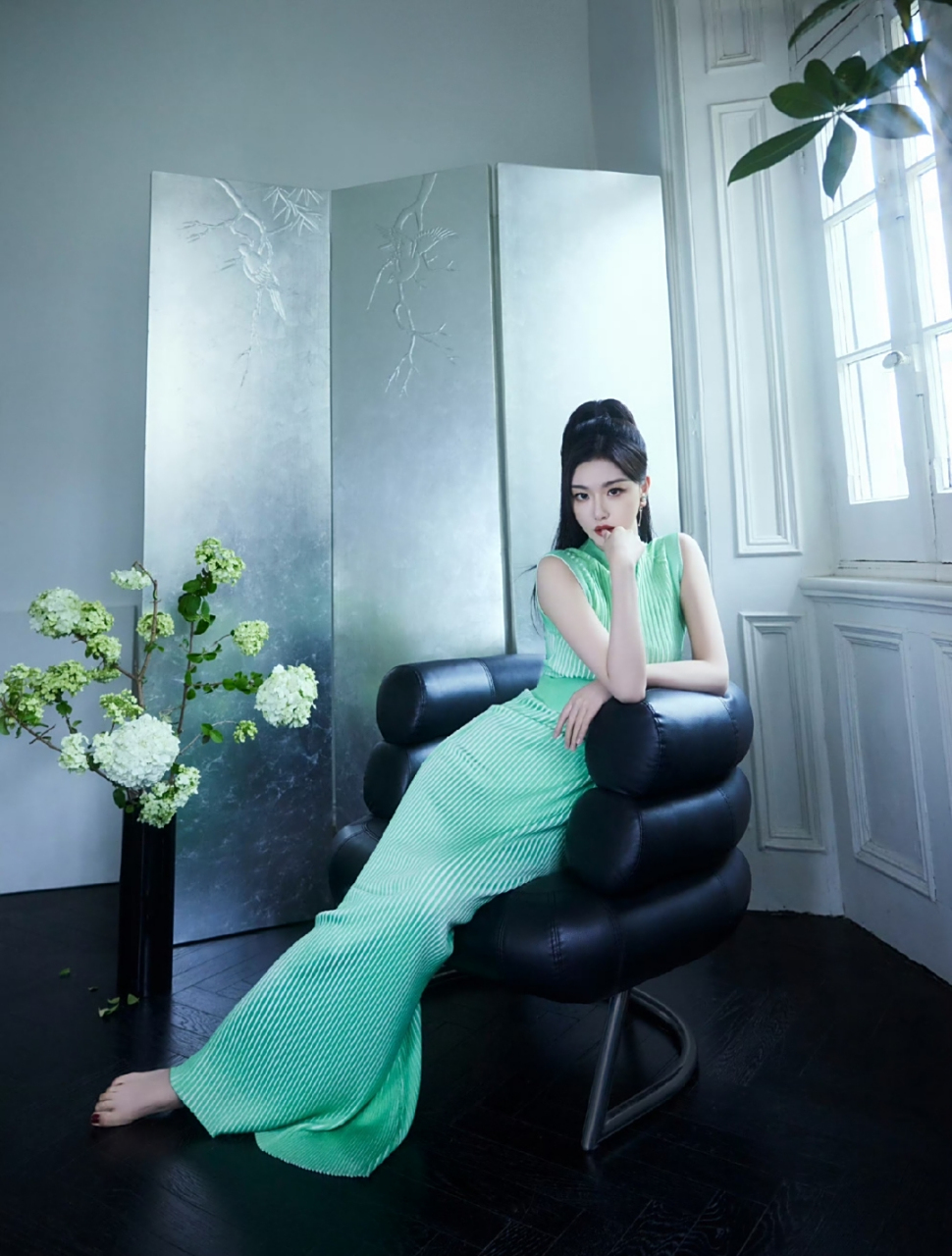 原来孔雪儿最吸引人的不是身材和脚丫,而是那性感的红唇,真的太诱人了