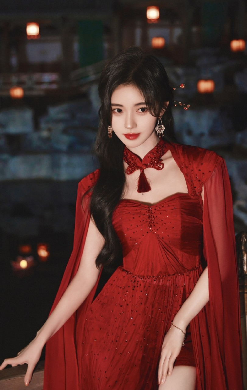 鞠婧祎红色长裙美照,性感而又迷人,不愧被誉为4000年一遇美女!