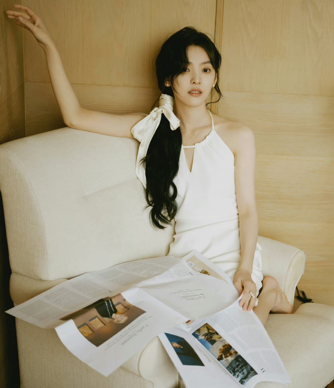 章若楠白色连衣裙写真,美腿玉足水嫩光滑,娇小身材诱人至极!