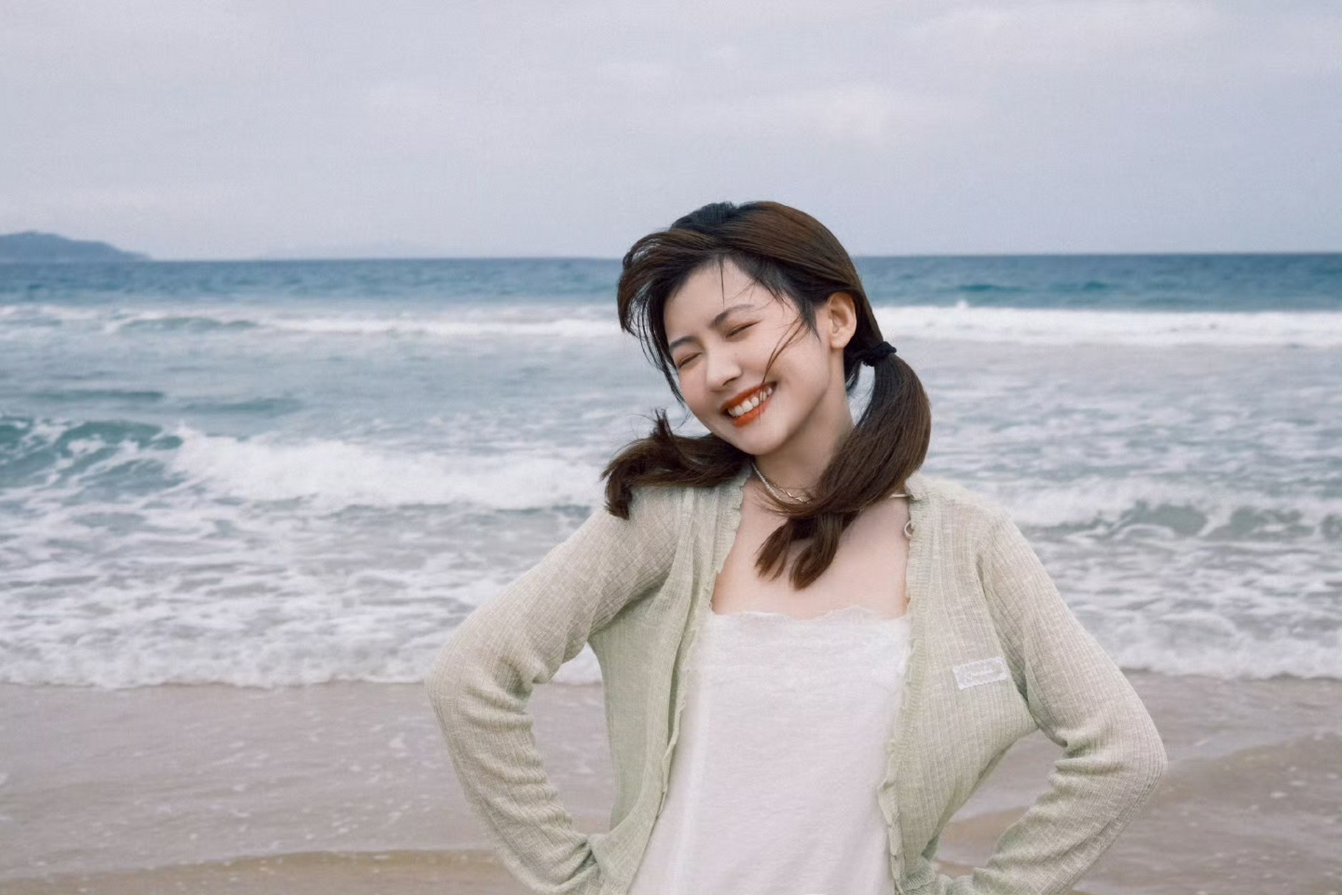 赖美云海边双马尾写真,甜美迷人魅力四溢,太美了!