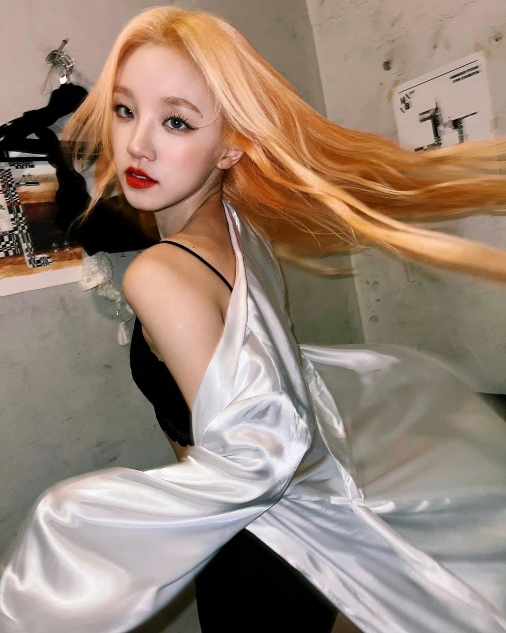 宋雨琦这个装扮与脸型越来越像程潇了,唯独身材不同!