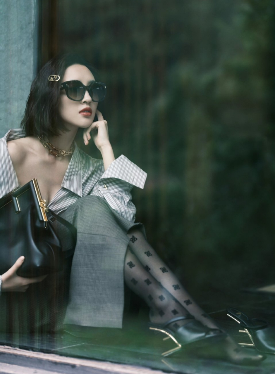 唐艺昕黑丝美腿写真,半露酥胸诱人至极,太性感了!