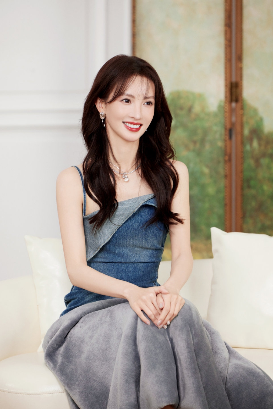 金晨这笑容太阳光迷人了,不愧是魅力女神,这气质太绝了!