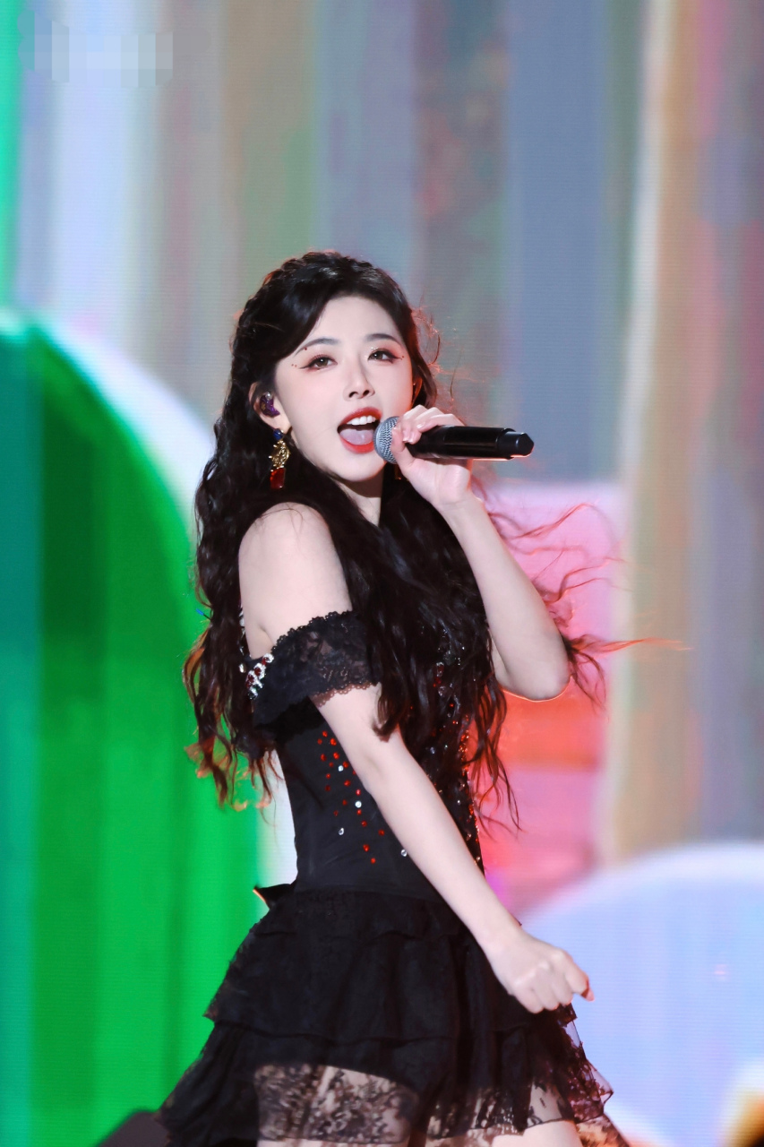 孔雪儿跨年晚会美照,总感觉脸上画了很浓的妆!#2024我想说