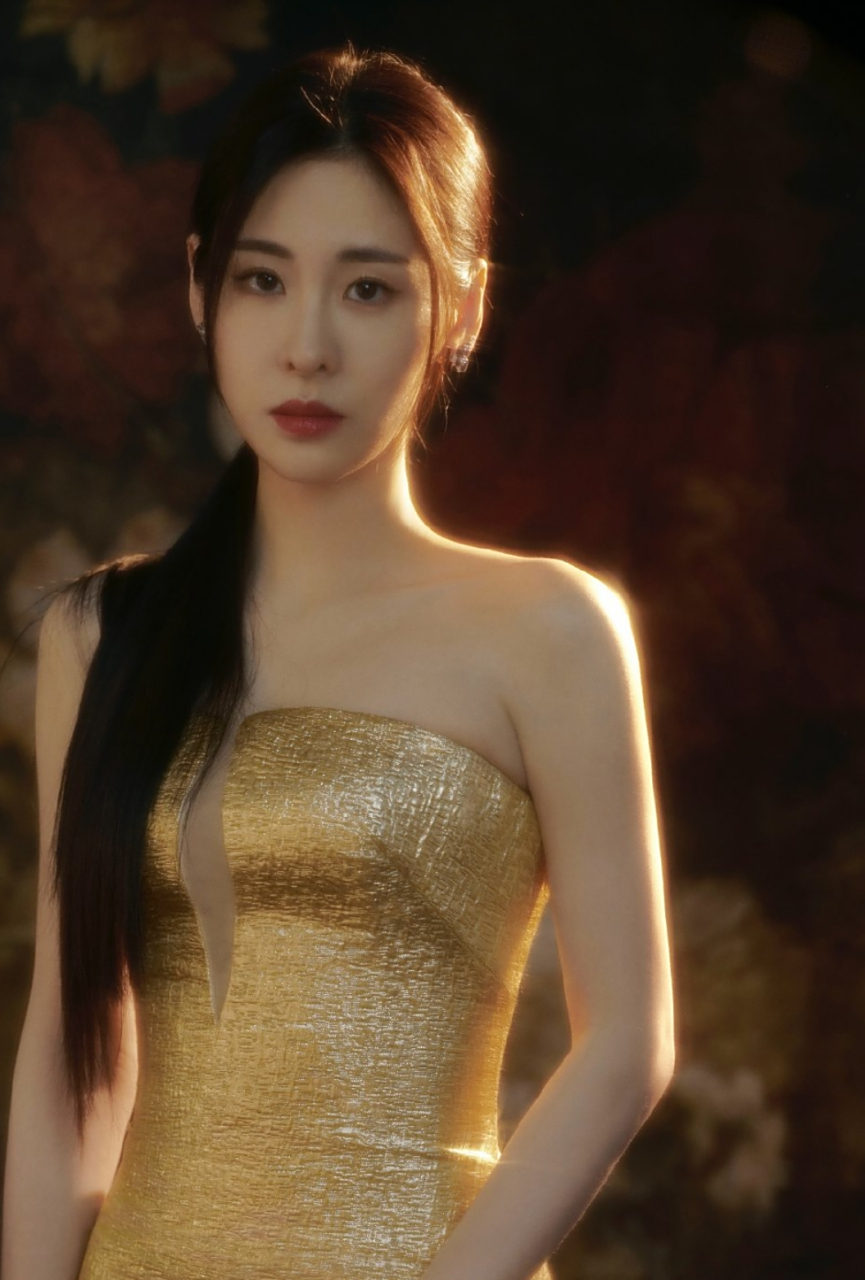 张碧晨金色抹胸长裙写真,这凹凸身材太性感了,难怪曾经有人为之着迷!