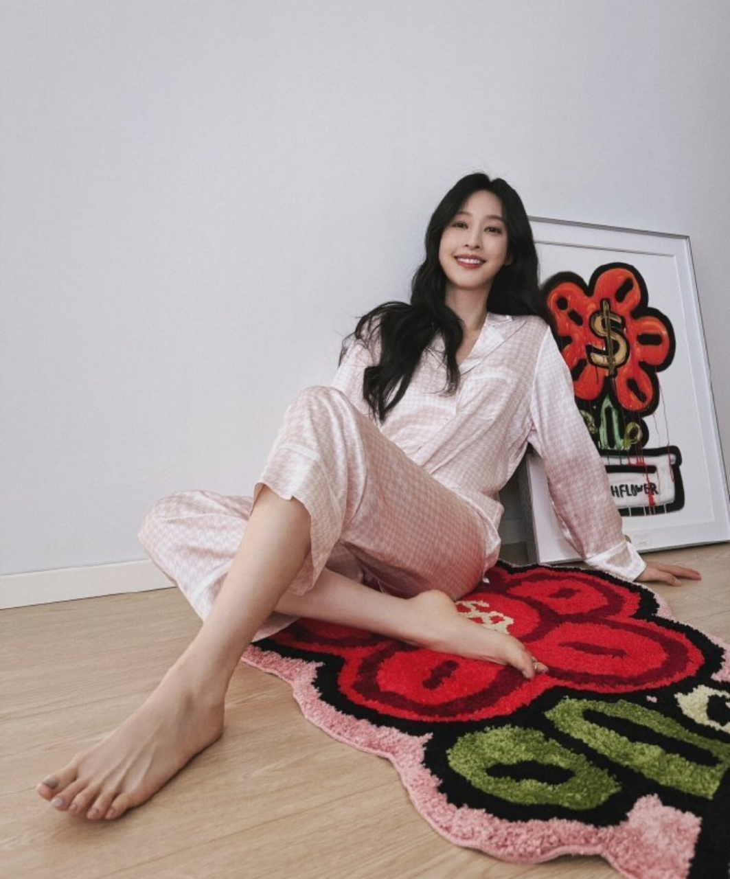 张俪睡衣自拍大放送,脚丫太抢镜了,好嫩好诱人!