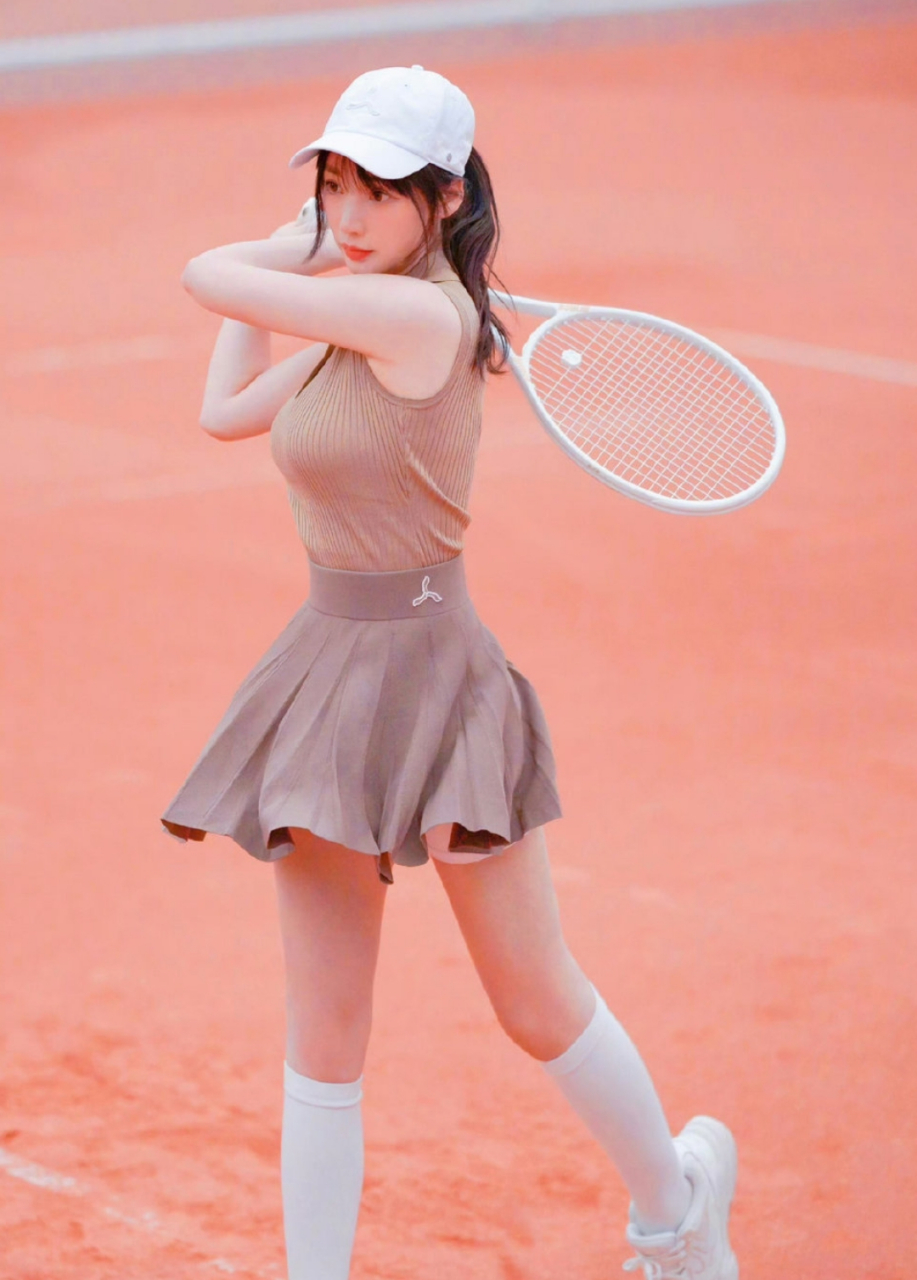 柳岩紧身衣配超短裙太爆炸了,这诱惑力直线飙升,太性感了!