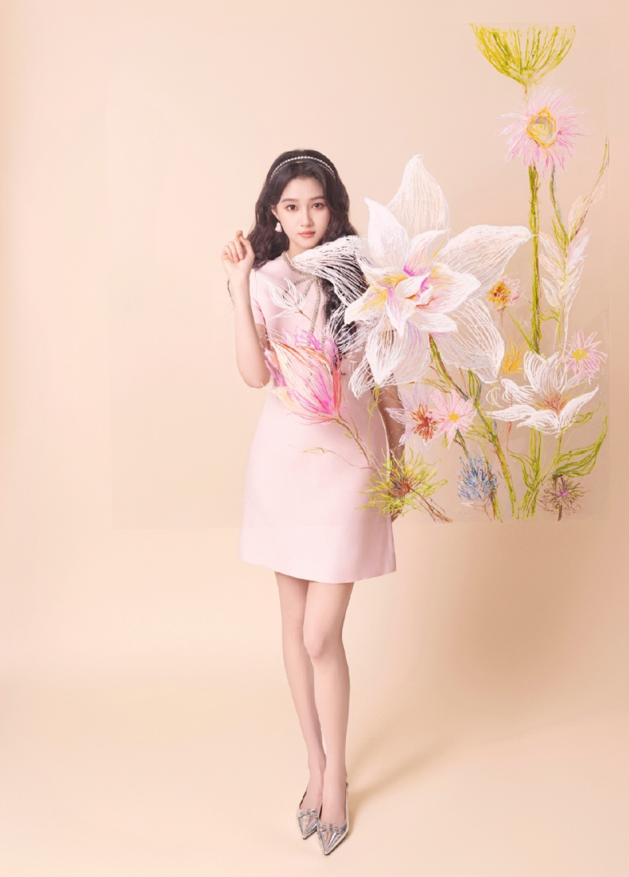 关晓彤粉色连衣裙写真,甜美可爱深入人心,真是迷人至极!