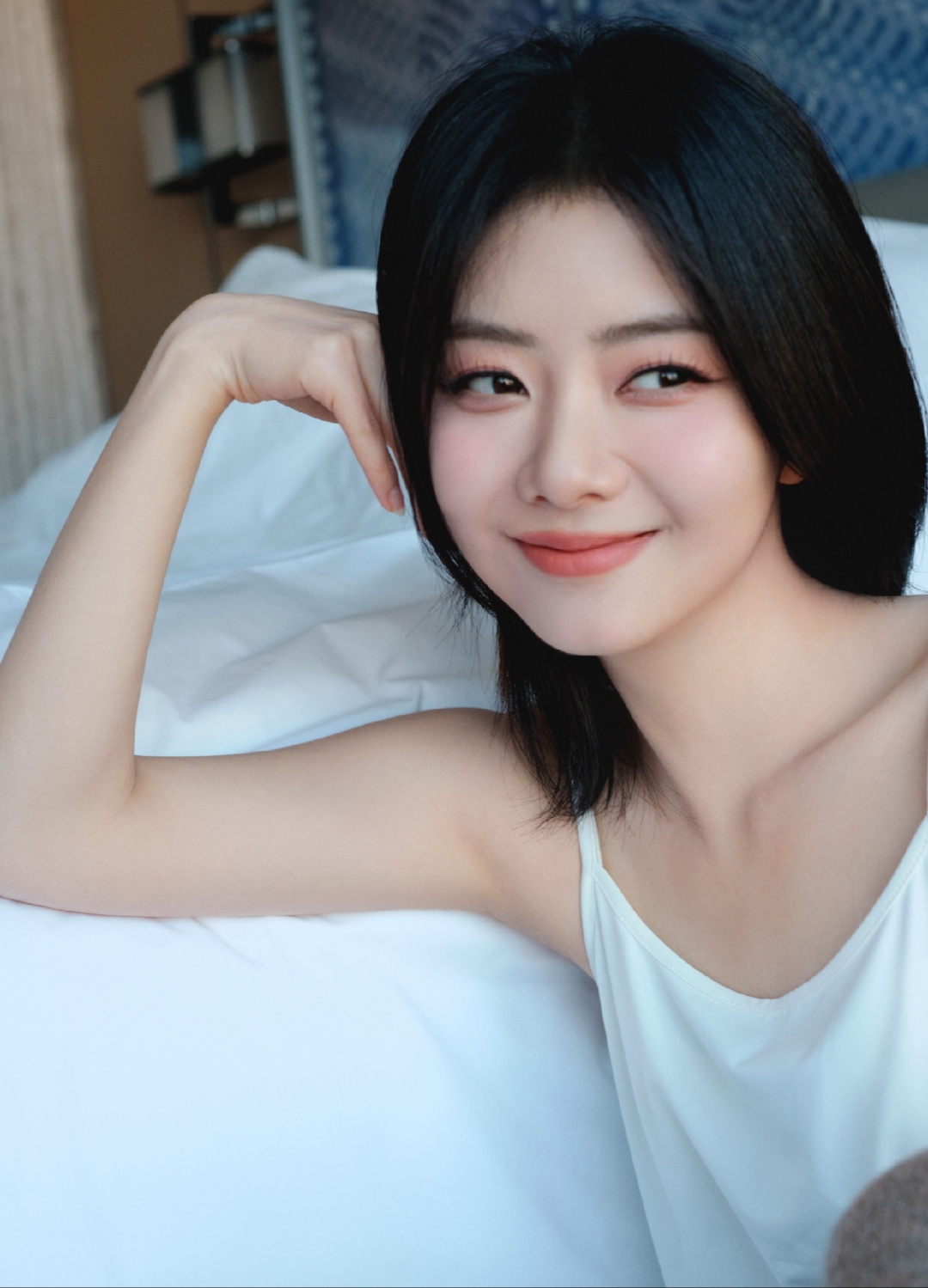 谭松韵白色吊带内衣好美呀,清纯甜美迷人至极,诱惑力拉满!