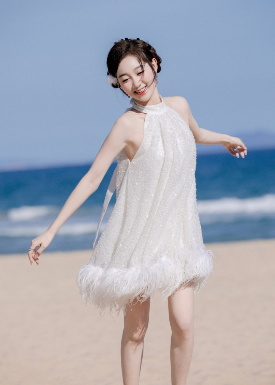 李子璇白色连衣裙写真,皮肤白皙笑容甜美,越看越诱人!